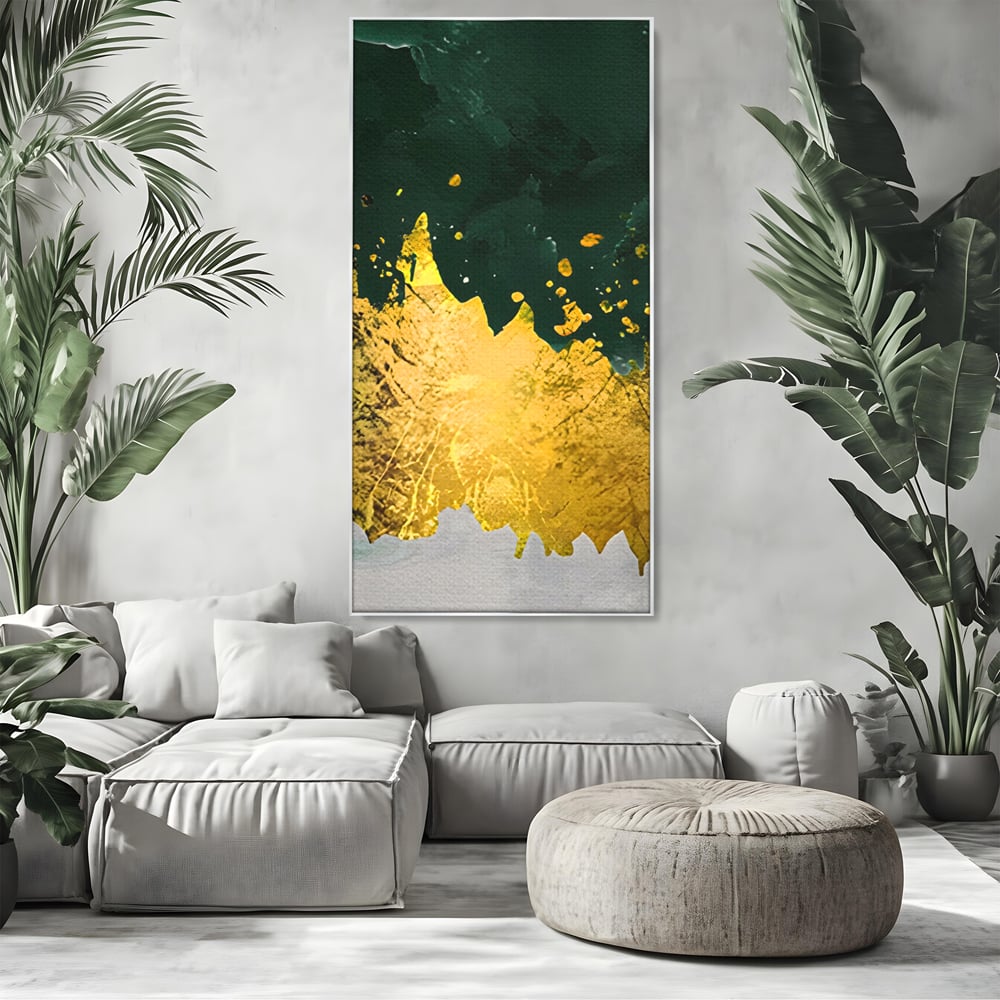 Tablou canvas cu tablou canvas abstract verde si auriu, in rama de aluminiu argintiu, pe perete intr-un living